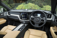 「XC60」のセンターディスプレイは、インストゥルメントパネルの天地いっぱいにレイアウトされる。エアコンの吹き出し口は縦型で、画面の両サイドに設けられている。