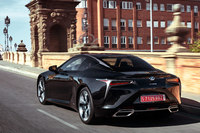 「LC500h」には、動力分割機構に4段ギアの変速機を組み合わせた、新世代のハイブリッドシステムが搭載されている。