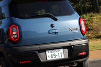 リアまわりでは外周部が光るようになったテールランプが新しい。フロントと同様、ブラックのバッジはアクセサリーで選べる。