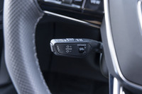 アダプティブクルーズコントロールの設定はステアリングコラムから生えたレバー式。ステアリングスイッチが主流だが、アウディはレバー式のほうがブラインド操作がしやすいと考えているのかもしれない。