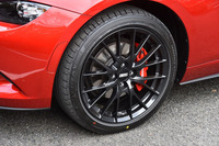 タイヤサイズは前後とも205/45R17。試乗車は「ブリヂストン・ポテンザS001」を履いていた（写真は「RS」）。