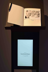 フランクフルトショーにて、フォルクスワーゲンのプレスラウンジに置かれていた故フェルディナント・ピエヒ氏の記帳台。変革期を迎えた自動車産業を氏がどうとらえていたのか。私見を聞いてみたかった。