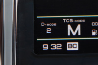 走行モード切り替え機構「D-MODE」には、アグレッシブな「1」から、エンジンの出力を抑えて穏やかな走りを実現する「4」まで、4種類の制御を用意。切り替えボタンは、左ハンドルバー基部のスイッチボックスに備わる。