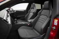 「Rライン アドバンス」専用となるナッパレザーシート。運転席にはマッサージ機能が内蔵されている。