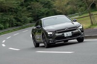 フロント：ストラット、リア：トーションビームの足まわりには「プログレッシブハイドローリッククッション」を搭載。ゆったりと上下しながら走る。