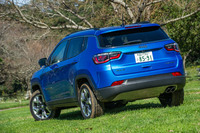 シティーユースにも考慮したジープとして2006年に米国でデビューした「コンパス」。今回のモデルはその2代目にあたる。写真は上級グレードの「リミテッド」。