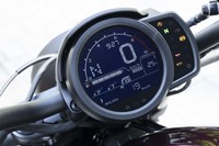 メーターパネルは円形の液晶タイプ。速度計やエンジン回転計、水温計、燃料計などがひとつに集約されている。