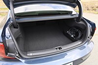 開口部の広さも印象的な「S90リチャージ アルティメットT8 AWDプラグインハイブリッド」のトランクルーム。側方には充電用ケーブルが収納されている。