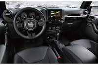 ピアノブラックのアクセントが施されたインテリア。ブラックレザーとスポーツメッシュのコンビシートが装着される。