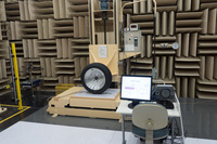 部屋全体が吸音材で覆われた無響室の様子。