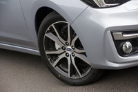 「2.0i-L EyeSight」に装備される17インチアルミホイールと205/50R17サイズのタイヤ。新型「インプレッサ」では、全グレードでアルミホイールが標準装備される。