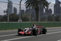 マクラーレン初戦のアロンソは、新人ハミルトンを2回目のピットストップで逆転。フェラーリには追いつけなかったが、被害を最小限に抑えた。チームは2-3でコンストラクターズランキング首位に。（写真＝Mercedes Benz）