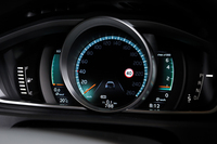 単眼式のデジタルメーターについては、エンジン回転計の数字に注目。「Performance」以外の表示デザインを選択している場合、「D4」では5000rpmまでしか目盛りがないのに対し、「T3」では6000rpmまで表示されている。
    