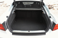 定員乗車時のトランクルーム容量は535リッター。最大で1390リッターまで広がる。（クリックするとリアシートが倒れる様子が見られます）