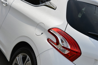 リアのランプには、特徴的なブーメラン型デザインが採用されている。
    