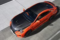 こちらは文中に登場する「RC F“Carbon Exterior package”」。炭素繊維強化プラスチックの外装パーツ（ボンネット／ルーフ／リアウイング）を採用することで、約10kgの軽量化が実現した。（写真＝トヨタ自動車）