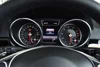 スピードメーター（左）には260km/hまで刻まれる。タコメーター（右）のレッドゾーンは6300rpmから。