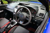 「WRX STI Type S」の運転席まわり。ステアリングホイールは小径のDシェイプタイプで、油圧式のアシストシステムを採用する。
    