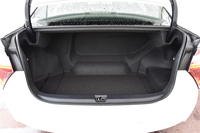 トランクルーム。9.5インチのゴルフバッグが3個収納できる。
    