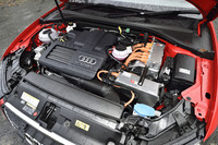 1.4リッターTFSIエンジン（150ps、25.5kgm）に電気モーター（109ps、33.7kgm）を組み合わせたパワーユニット。8.7kWhのリチウムイオンバッテリーを後席下に搭載している。