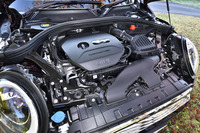 1.5リッター直3ターボエンジンのスペック（136ps、22.4kgm）は3ドア／5ドアハッチバックモデルと同じ。ただしJC08モード燃費は17.1km/リッターにとどまる。