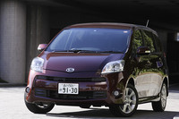 こちらは「ダイハツ・ブーンルミナス」。外観は装備の違いを除いて、基本的にはエンブレムが異なるだけ。