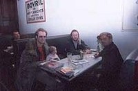 写真左の子供を抱いている人物が、主催者のマキシミリアン・クーパー