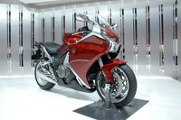 小さな会場で提示された明日へのメッセージの画像