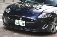 フロントマスクは、LED内蔵のヘッドランプが採用され、バンパーやクロームサイドパワーベントのデザインも新しくなった。「XKR」は上下のグリルがブラックフィニッシュとなるほか、アッパーグリルに「R」のバッジが追加される。