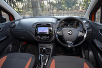 飛行機の翼をイメージしてデザインされたインストゥルメントパネル。中央部にはナビやオーディオが搭載できる（ディーラーオプション）。