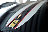 車体をつらぬく白いストライプは、武士が携える日本刀をイメージしたというもの。写真はその“剣先”が置かれる、ノーズのエンブレム周辺部。