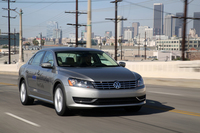 ロサンゼルスの公道を行く「パサート ハイモーション」。