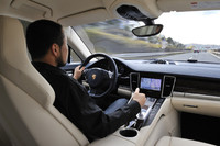 レザーがふんだんに使われたコクピットに収まり、ステアリングを握る。ルーフライニングはアルカンターラ仕上げだ。