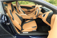 ヘッドレスト一体型のスポーティーなシート。ヘッドレスト部には“アストンマーティンウイング”の刺しゅうが入る。