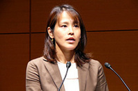 
	TOP写真は、特別仕様車と「FM-Seeds」のメンバー。下はチームリーダーの橋本由実さん。チームの活動は通常業務とは異なるので、メンバーの所属部署は様々だ。橋本さんは、商品企画・プログラム推進本部マーケティング企画部で、長期商品戦略を担当する。
	 