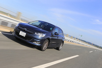 「セダクション アップグレードパッケージ」には、安全装備の「ブラインドスポットモニターシステム」が採用される。自車の後側方を走る車両がある場合、サイドミラーのインジケーターを点灯させ、ドライバーに注意を促す。