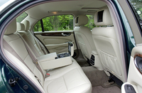 「XJ8」に採用されるクラシックインテリア。他に3色のバリエーションを持つ。フロントシートは16ウェイの電動式。