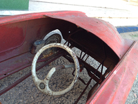 ステアリングはスタイリッシュな1本スポークである。