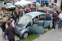 エポックメイキングな「MINI」（もちろん初代）を生み出したイギリスで、日本のミニカー「i」はどう受け止められるのか？
