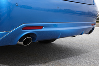 3.5リッター車と同じく、2リッターターボ車にはテールパイプにマフラーカッターが装着される。