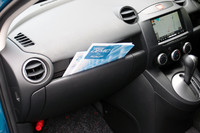 フタを閉じたまま冊子類が挿せるグローブボックスなど、便利な機能は継承された。女性にもモテる「デミオ」ならではのディテールである。