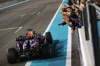 まさに王者の貫禄。ベッテルはスタートでトップを奪うとレース中盤には後続に対し30秒もの大差をつけ、独走のままチェッカードフラッグ。ウィニングランでは、タイトルを決めた前戦インドGPでも披露したドーナッツターンを再演。これで7連勝となり、ミハエル・シューマッハーが2004年に樹立した年間最多連勝記録に並んだ。（Photo=Red Bull Racing）
    