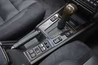 センターコンソールには、4段ATのシフトセレクターや、走行モードの切り替えスイッチ、シートヒーターのスイッチなどが備わっている。
    