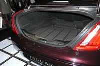 トランクルームはスイッチで開閉が可能。開く角度も任意に調整できる。