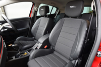 前席は、従来と同じファブリックと合皮のコンビネーション・スポーツシートとなる。