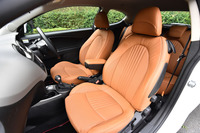 フラウのレザーシートはBセグメントカーらしからぬ立派なもの。シートカラーは「ナチュラル」のほか、「ブラック」と「レッド」が設定される。