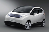 フロントマスクにはソーラーパネルが装着されている。