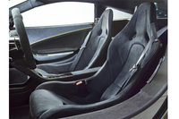 内装にはアルカンターラが採用される。