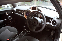 インストゥルメントパネルのデザインは「MINIクラブマン」と共通。