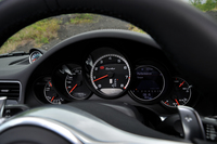 初代「911」からのアイコンの一つとなっている5連メーター。メーターフードの奥にみえるのは、「スポーツクロノパッケージ」のストップウオッチだ。